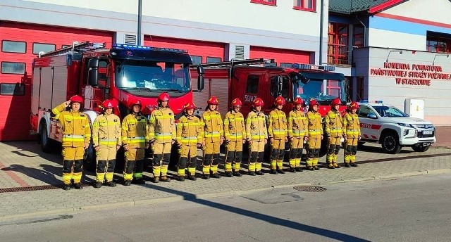 Tak hołd oddali strażacy z Państwowej Straży Pożarnej w Staszowie. Więcej na kolejnych zdjęciach.