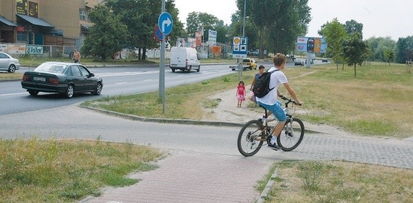 To ostatnie chwile, gdy rowerzyści męczą się pokonując odcinek ulicy Derdowskiego od Taczaka do Ku Słońcu. Wkrótce pojadą nową ścieżką rowerową.