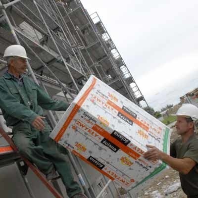 Kazimierz Ciesielski i Piotr Kamiński pracują na budowie nowego bloku