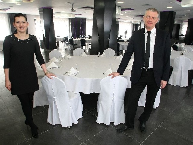 Patrycja Figarska, dyrektor hotelu Grafit i Dariusz Rokita, kierownik gastronomii zapraszają na andrzejkowy wieczór.
