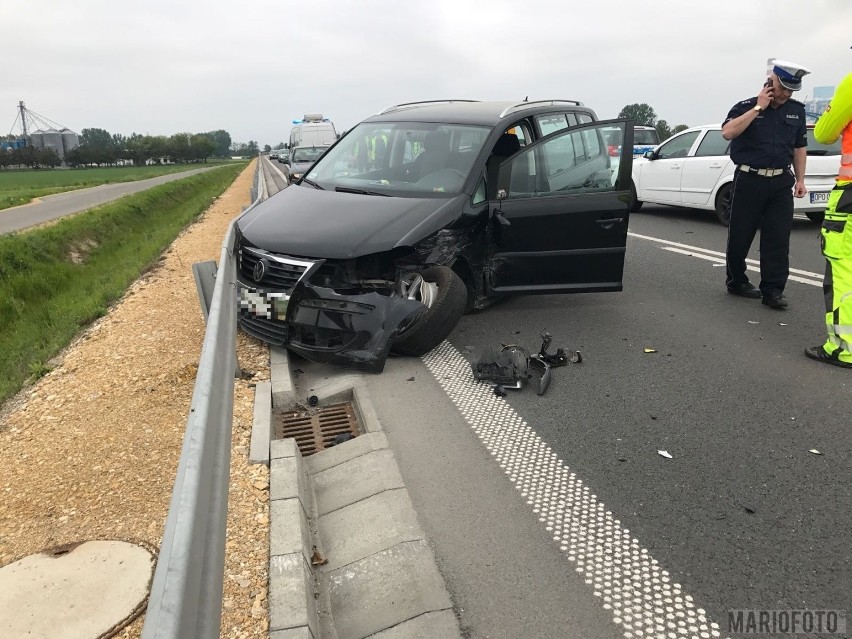 Kolizja radiowozu z volkswagenem na obwodnicy Czrnowąsów.