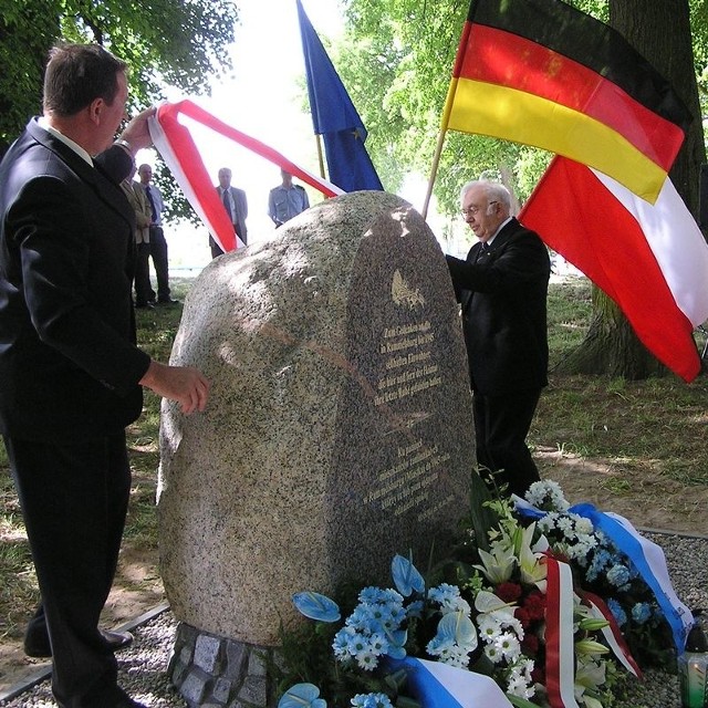 Pomnik-kamień upamiętniający byłych mieszkańców Miastka.