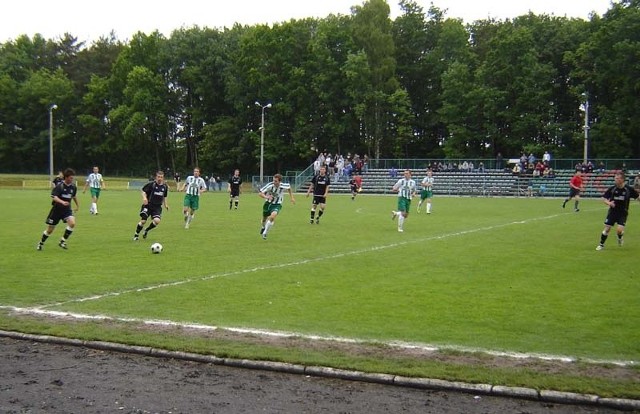 Piłkarze Żurawianki (czarne stroje) mimo dobrych okazji nie zdołali zdobyć żadnej bramki w Kolbuszowej.