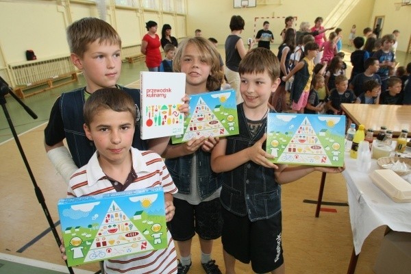 Uczniowie klasy 3 a, od lewej: Norbert Walasek, Jakub Piwoński, Filip Zdziech i Paweł Karaś cieszą się z wygranych w konkursie nagród