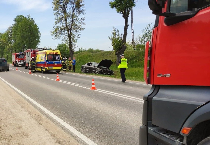 Lipowa Góra. Wypadek na DK 19. Volkswagen uderzył w ciężarówkę. Jedna osoba ranna