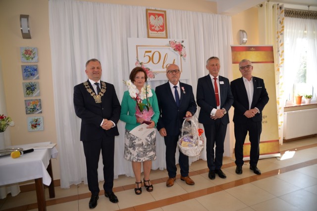 Jubilatom gratulowali: burmistrz Połańca - Jacek Nowak, wojewoda świętokrzyski - Zbigniew Koniusz i przewodniczący Rady Miejskiej w Połańcu - Stanisław Lolo.
