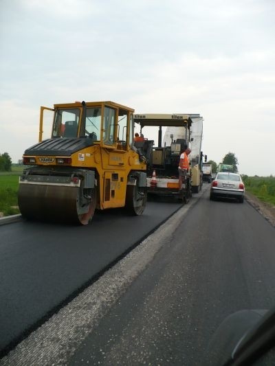 W Topólce wyprostowali powiatowe drogi, wyrównali chodniki, poprawili jezdnie - do Świerczyna jedzie się jak po maśle!
