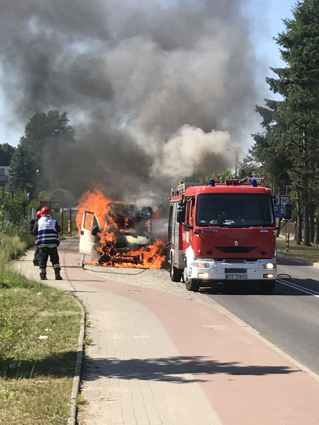 Na alarm@gp24.pl od naszego czytelnika dostaliśmy zdjęcia płonącego auta dostawczego. Pożar gasi jednostka straży pożarnej ze Słupska.