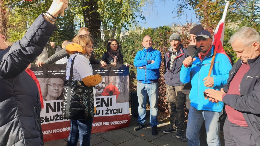 W Łodzi poparcie dla lekarza manifestowało kilkadziesiąt...