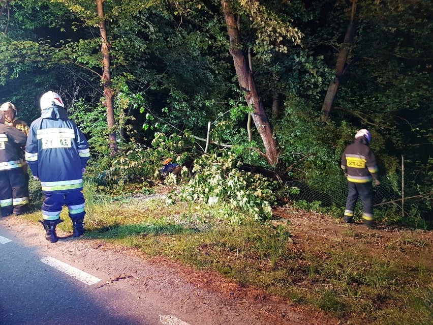 Bartkowa Posadowa. Samochód wypadł z drogi i runął z urwiska