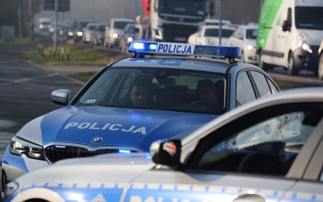 Policjanci z grudziądzkiej grupy SPEED zatrzymali 43-latka, który kierując volkswagenem golfem, nie zatrzymał się do kontroli i rozpoczął ucieczkę. Pościg zakończył się po dwóch kilometrach, po tym jak pirat drogowy uderzył w barierkę.