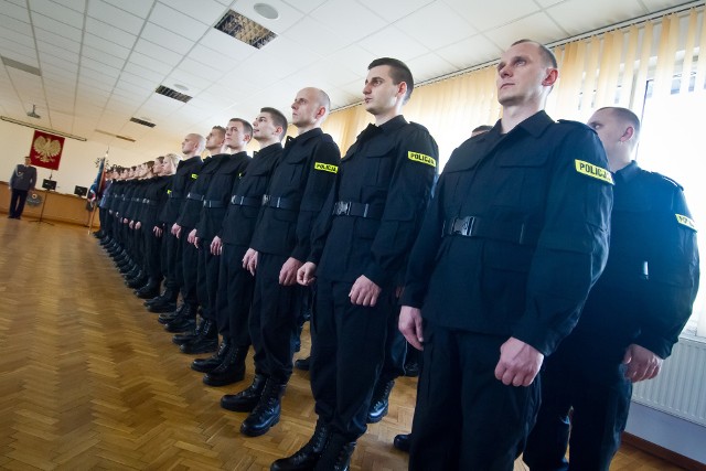 Jedna z ostatnich przysięg nowych policjantów w KWP w Bydgoszczy. Policja zapewnia, że wakaty i brak chętnych nie stanowią problemu.
