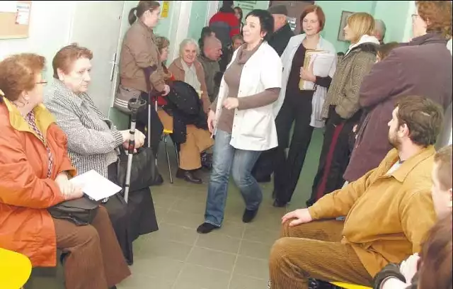 Przez poradnie specjalistyczne Szpitala Wojewódzkiego w Koszalinie codziennie przewijają się tłumy pacjentów. Niektórzy czekają na wizytę w długich wielomiesięcznych kolejkach.