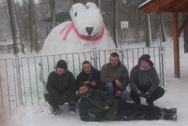 Zając z Szymiszowa i część jego twórców.