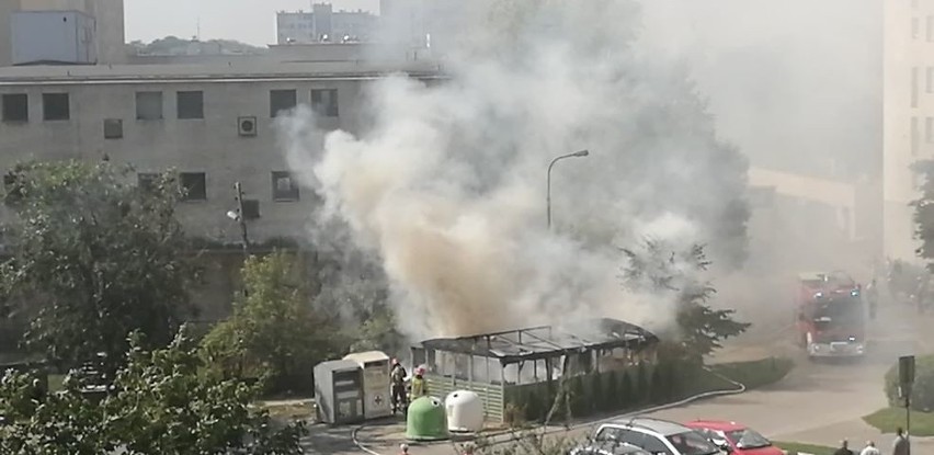 Pożar śmietników przy ulicy Żeromskiego 102 w Radomiu.
