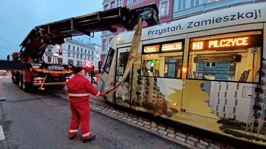 Wykoleił się tramwaj na ul. Piłsudskiego. Utrudnienia też na Sienkiewicza [ZDJĘCIA]