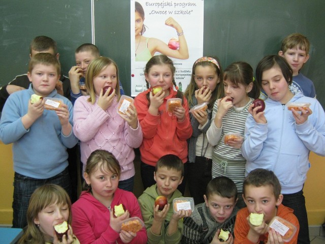 Dzieci z podstawówki w Odrzywole z chęcią zajadają warzywa i owoce w szkole.