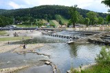 Myślenice. Zarabie poleca się na długi weekend. Jest rzeka, plaża trawiasta i Zlot Food Trucków