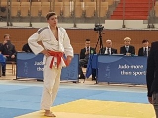 Gorzów reprezentował z sekcji judo K.S. AZS-AWF Gorzów Wlkp. Ignacy Studnicki (Katolickie Gimnazjum św. Tomasza z Akwinu) w wadze 66 kg, gdzie wystartowało 41 zawodników.Ignacy po nieudanym starcie w Otwartym Pucharze Polski w Warszawie (9 miejsce na 39 zawodników z całej Europy) wciągnął  wnioski z przegranych i pokazał swoją klasę na MP. Dwie pierwsze walki z zawodnikami reprezentujących takie klubu jak Czerni Bytom i UKS Kraków wygrał już w pierwszej minucie trzy minutowego pojedynku. W walce o półfinał po ciężkim i wyczerpującym starciu pokonał swojego kolegę i partnera na zgrupowaniach w Zakopanym  reprezentującego UKS 10 Bydgoszcz, Dominika Zakowicza. W walce o finał Mistrzostw Polski Ignacy Studnicki spotkał się z Mateuszem Sadowskim z WKS „Flota” Gdynia. Po przebytym kryzysie z poprzedniego starcia wygrywa swój pojedynek po niecałej minucie, rzucając przeciwnika na Ippon.Finał pokazała pełen potencjał zawodnika K.S. AZS-AWF Gorzów Wlkp. Nasz reprezentant spotkał się Adamem Chryściną z Warszawy. Zawodnik stołecznego klubu i zeszłoroczny brązowy medalista Mistrzostw Polski Młodzików z Opola uległ dysponującemu doskonałą formę Ignacemu. Tu trzeba zaznaczyć, że Adam w 2016 roku wygrał z gorzowianinem podczas MP.Przeczytaj też:   Jeden przestój w grze i pierwsza przegrana [ZDJĘCIA]Zobacz rownież: Magazyn Informacyjny Gazety Lubuskiej:
