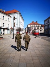 Koronawirus. Żołnierze na ulicach Tarnowa. Pomagają policjantom kontrolować osoby na kwarantannie [ZDJĘCIA]