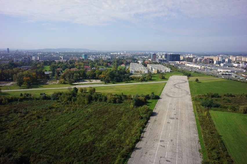 Kraków. Te zielone miejsca na lotnisku w Czyżynach niedługo mogą zostać zalane betonem [ZDJĘCIA]