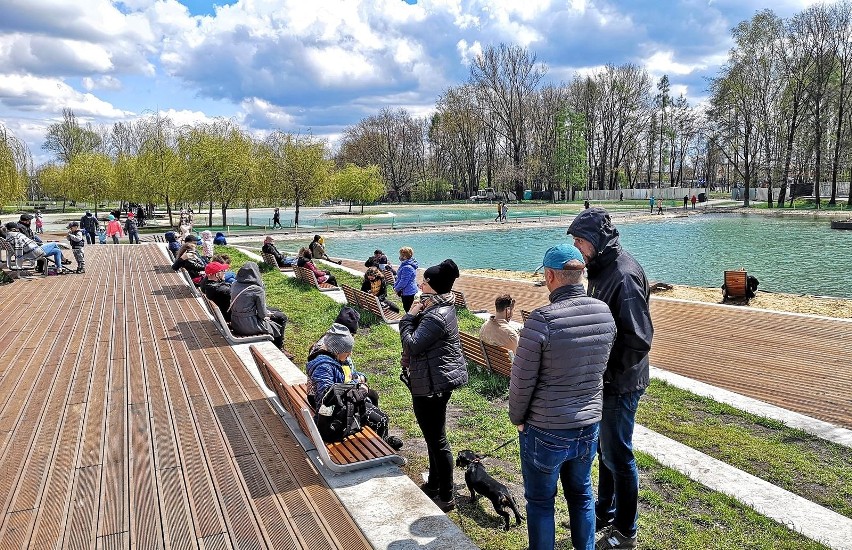 Kraków. Staw w parku Lotników Polskich przyciąga spacerowiczów. Piękne miejsce do wypoczynku [ZDJĘCIA] 7.05.2021