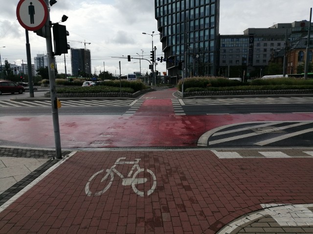 Droga rowerowa przy Kaponierze może być powiązana z przejściem dla pieszych - uważają jeżyccy radni