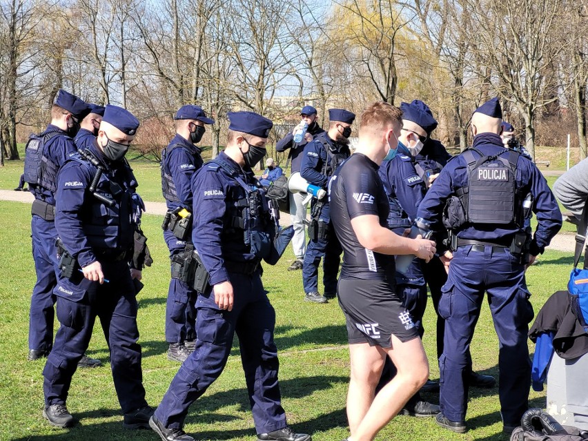 Białystok. Policja znów przerwała trening, tym razem w parku przy Kręgu. Posypały się kolejne wnioski do sądów i mandaty [ZDJĘCIA]