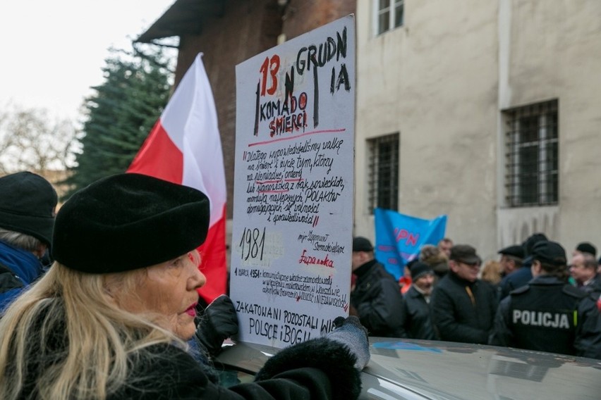 Manifestacja środowisk mundurowych w Krakowie [ZDJĘCIA, WIDEO]