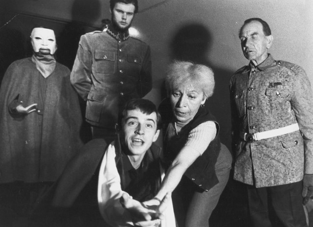 1984 rok. Irena Rzeszowska (kierowała teatrem w latach 1960-2001) z aktorami przed spektaklem