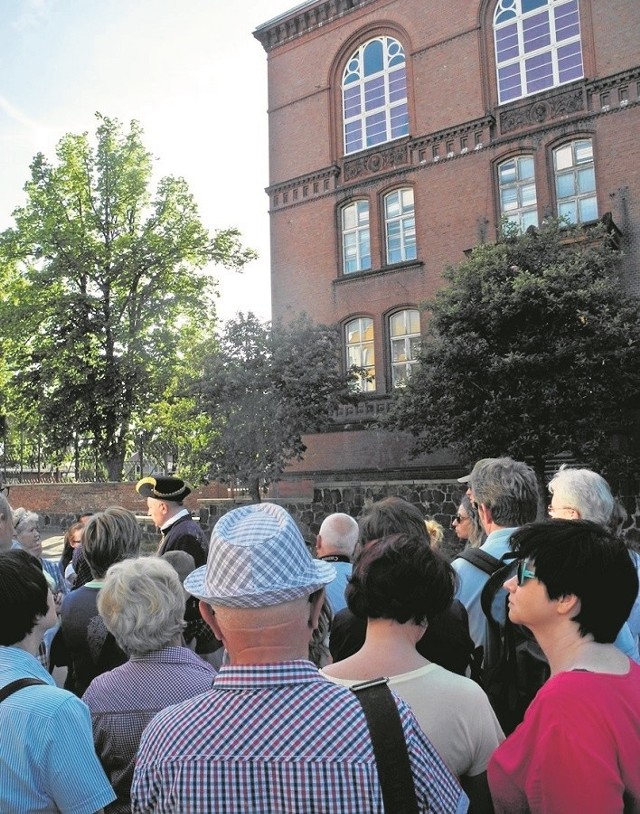 Podczas tegorocznego spaceru historycznego Jerzego Waliszewskiego mieszkańcy podziwiali zabytkowy budynek I LO.