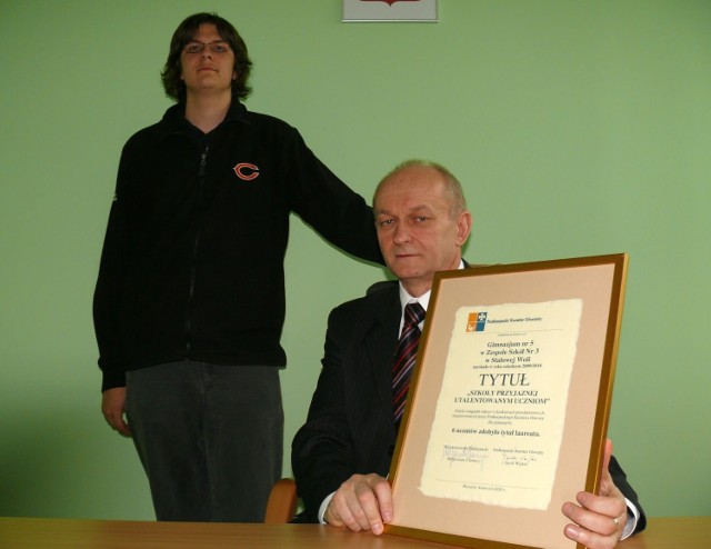 Piotr i dyrektor szkoły Marek Kopera z dyplomem za otrzymany tytuł "Szkoła przyjazna utalentowanym uczniom&#8221;.