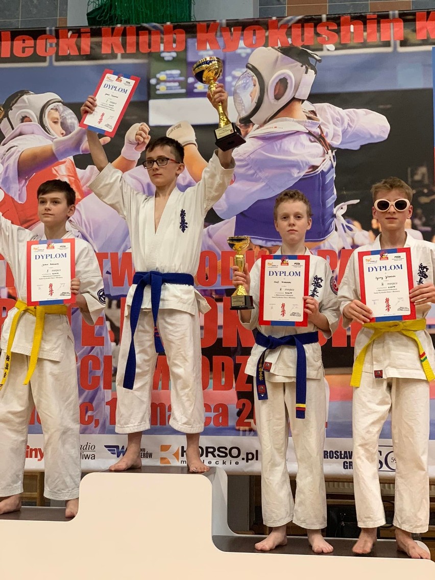 25 medali dla Kieleckiego Klubu Sportowego Karate na Mistrzostwach Podkarpacia. Zobacz zdjęcia z wręczenia pucharów i kulis zawodów 