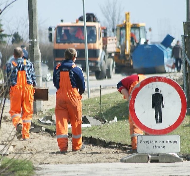 Migawka z ul. Kusocińskiego, gdzie drogowcy zrywają stary-nowy chodnik