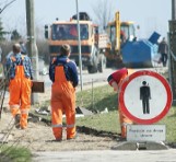 Inowrocław. Rozbierają trzyletni chodnik, żeby wybudować nowy