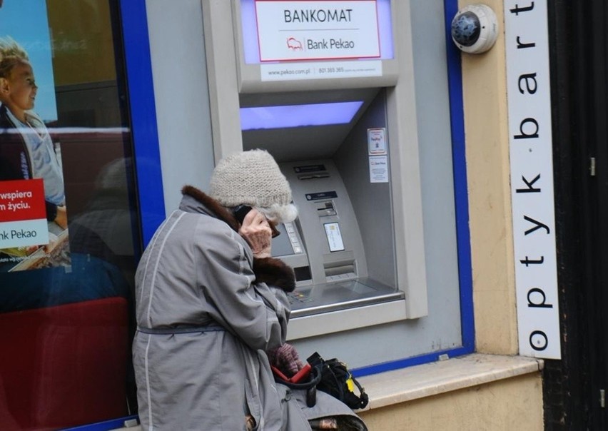 Bankomaty są łatwym celem oszustów.
