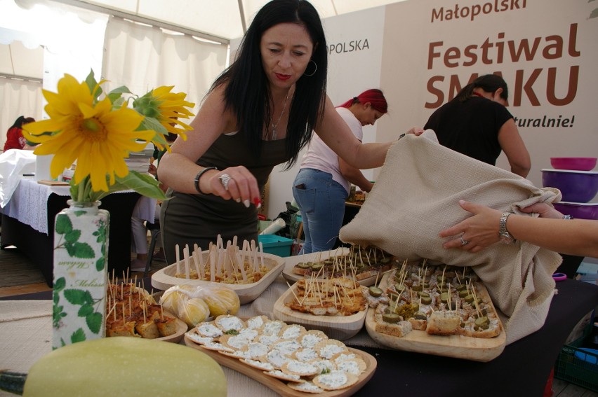Małopolski Festiwal Smaku zagościł na Rynku w Gorlicach. Gospodynie częstują domowymi smakołykami. Gotuje Andrzej Polan
