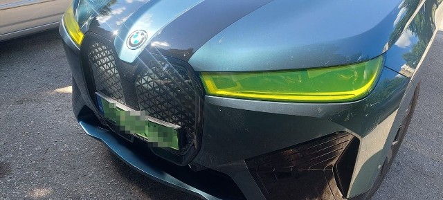 Zatrzymaniem dowodu rejestracyjnego zakończyła się kontrola drogowa dla 33-latki, której mąż postanowił dokonać przeróbek w nowym BMW. W wyniku ingerencji w przednie reflektory zmieniono ich kolor na... zielony. Przypominamy, że barwa przednich świateł jest ściśle określona przez przepisy i samowolna modyfikacja jest niedopuszczalna.
