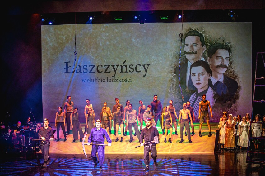 Spektakl "Łaszczyńscy w służbie ludzkości" w Kieleckim Centrum Kultury. Widowisko ujęło publiczność