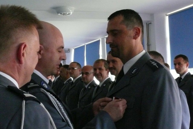 Zastępca szefa świętokrzyskiej policji podinspektor Rafał Kochańczyk wręczył awanse i odznaczenia.
