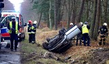 Wypadek koło Międzywodzia. Dachowało auto