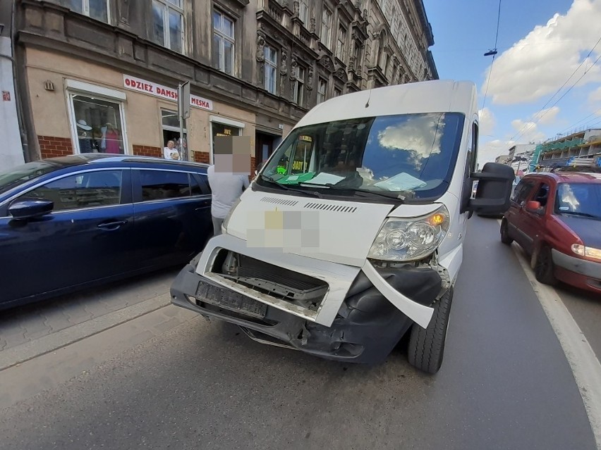 Wypadek na buspasie na Traugutta. Taksówka zderzyła się z busem kuriera