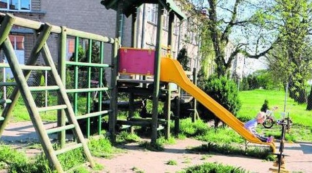To jedyny plac zabaw w Krzywosądzy. Zdaniem niektórych rodziców nie jest bezpieczny. W czasie zajęć korzystają z niego również dzieci z przedszkola. Po południu maluchy ze wsi.
