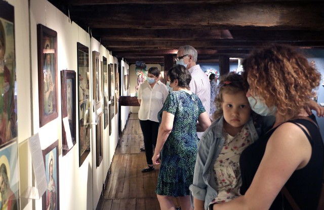 Wystawę "Ziemscy-Niebiescy. Wizerunki świętych patronów w twórczości Jerzego Soremskiego i w dawnej grafice dewocyjnej" otwarto w muzeum w Grudziądzu. Z  minirecitalem wystąpiła Sylwia Kosowicz.