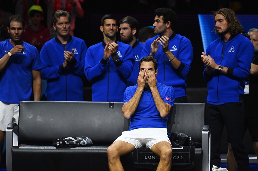 Płaczący Szwajcar Roger Federer i stojący za nim od lewej...