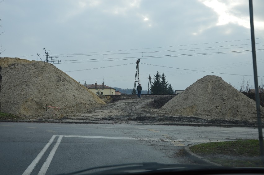 Kolejarze zagrodzili pieszym dostęp z Zabłocia do Tarnowa