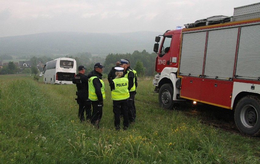 "Autokar nad przepaścią". Straż i policja w akcji w gminie Masłów (ZDJĘCIA)