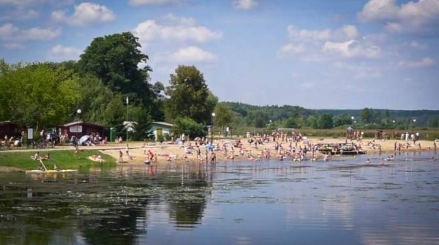 Był piątek. Około godziny 18 było jeszcze upalnie na supraskiej plaży. Pan Janusz wybrał się z rodziną na spacer. W pewnym momencie jego siostra zauważyła w wodzie topiącego się mężczyznę.