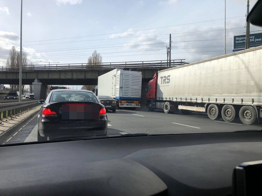 Korki na Prawobrzeżu w Szczecinie. Kierowca ciężarówki zablokował przejazd na DK 10 [WIDEO,ZDJĘCIA]