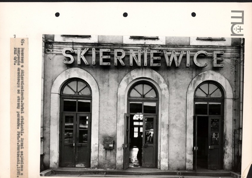 Dworzec Skierniewice przed 40 laty. Zobacz więcej na...